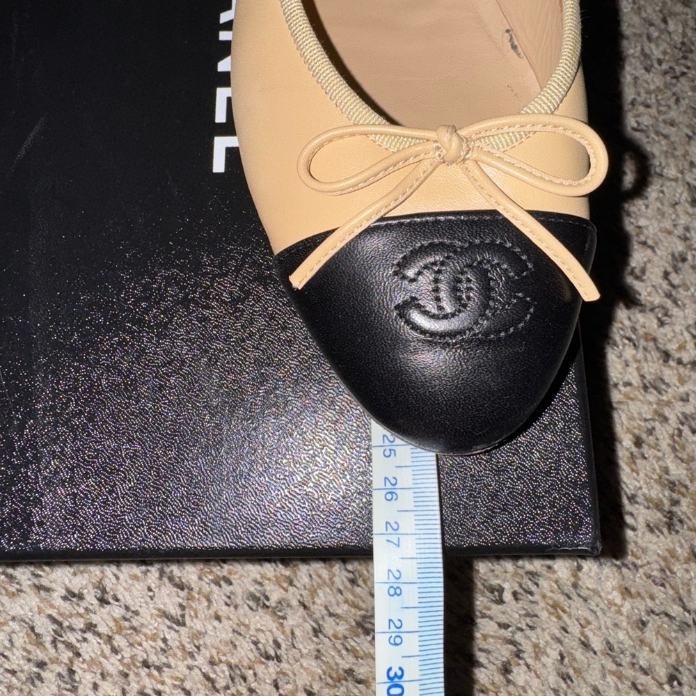 Chanel ballet flats Lambskin
Beige & Black 38.5 - Picture 13 of 15
